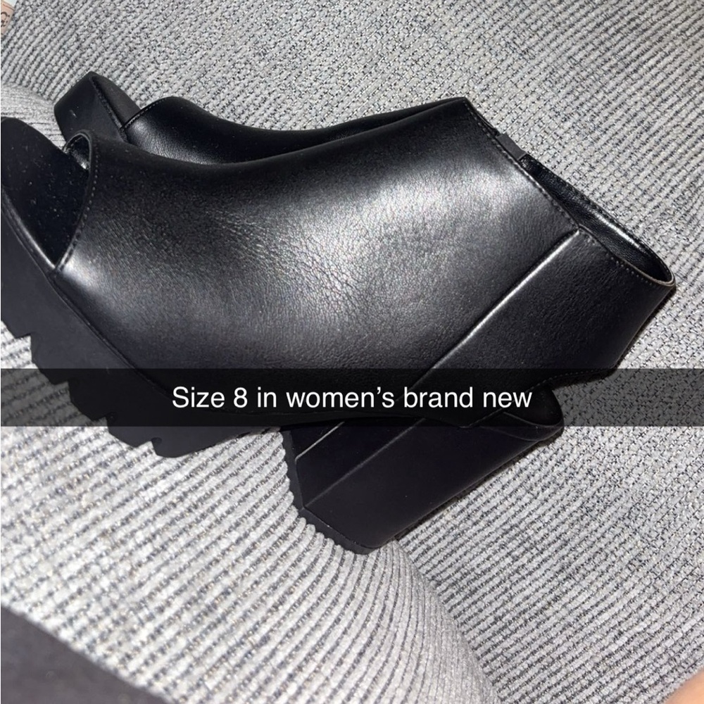 Size 8 in womens 20$ there from shoe carnival